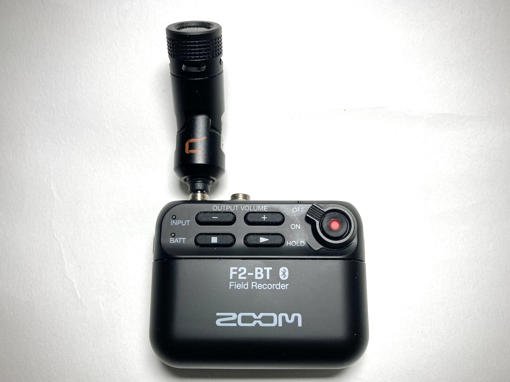 ZOOMフィールドレコーダー『F2-BT』に直挿し小型マイクとウィンドスクリーンを装着 | YujiKudo.com