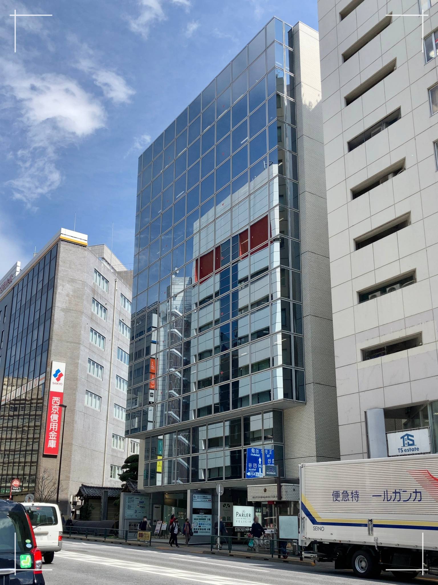 220328-「ZXY 新宿南口」が入居しているビルの外観