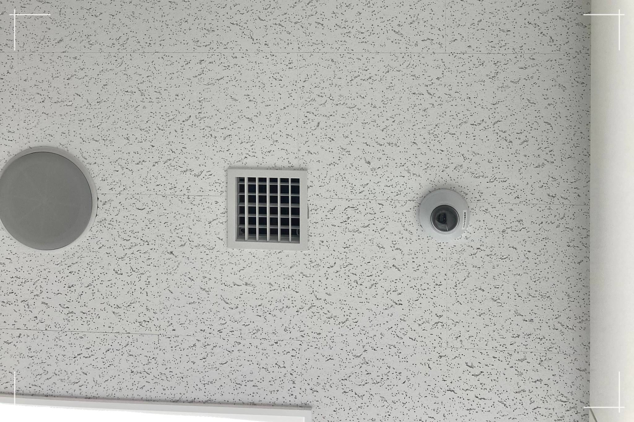 220328-ZXY新宿南口のオープン席｜天井のセキュリティカメラ